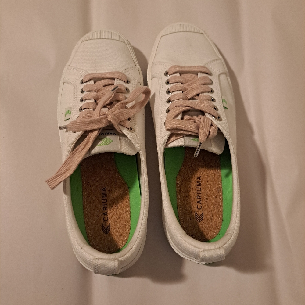 Cariuma Sustainable Low Top white canvas sneakers unisex men's 8.5/women's 10,